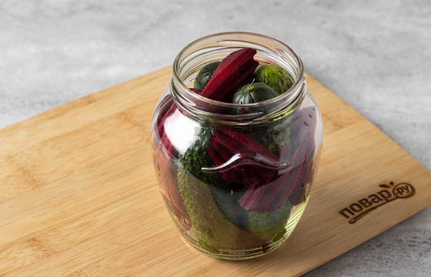 1. Этап. Огурцы маринованные со свеклой на зиму: Пустоты заполните ломтиками свеклы.