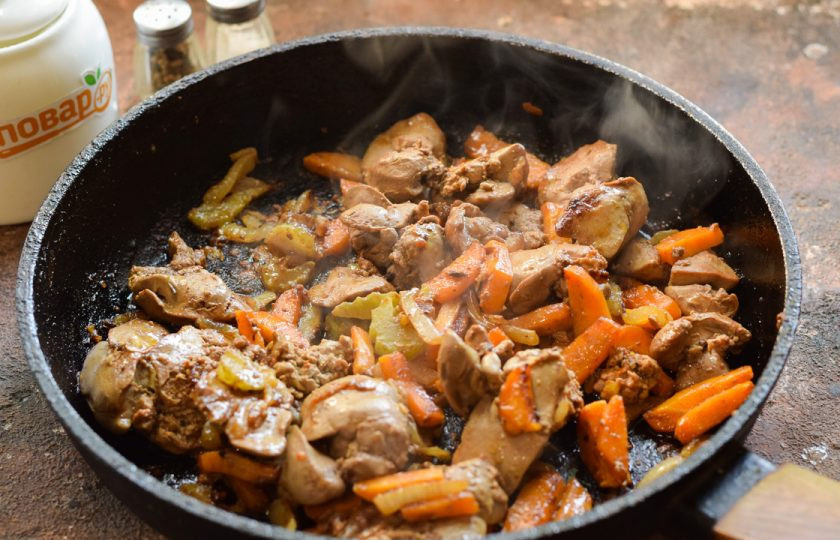 1. Этап. Куриная печень с сельдереем: Перемешайте все и готовьте печень под крышкой 8-10 минут. В конце приготовления снимите пробу и отрегулируйте вкус.