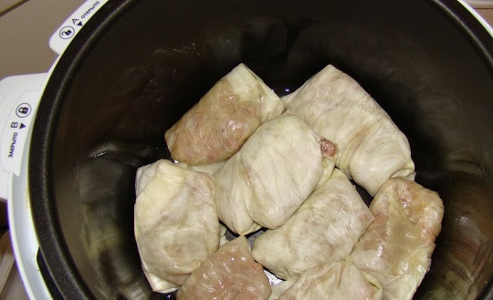 1. Этап. Голубцы в скороварке: 5. На дно скороварки налить немного масла и обжарить голубцы с двух сторон до аппетитной корочки.