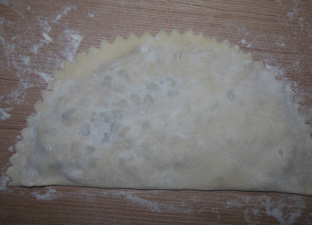 1. Stage. Azerbaijani Chebureks Kutabs: Fold our kutab in half. Carefully glue the edges together.