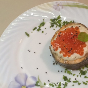 Форель с красной икрой под сливочным соусом