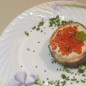 Форель с красной икрой под сливочным соусом