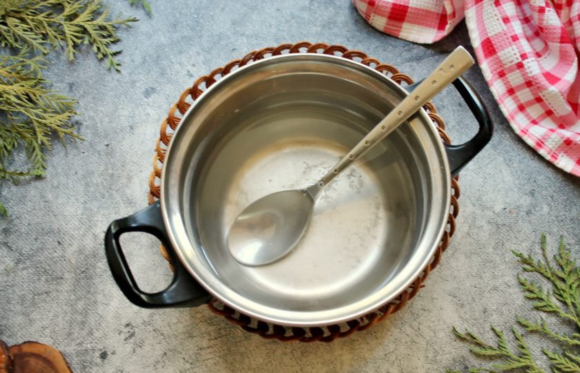 1. Этап. Сало в рассоле: В кастрюлю налейте воду, добавьте соль и доведите до кипения на среднем огне. Дайте соли полностью раствориться, снимите с огня и полностью остудите.