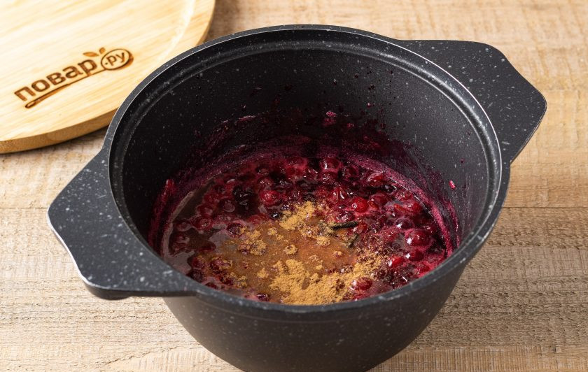 1. Этап. Соус из клюквы на зиму: Влейте апельсиновый сок, добавьте гвоздику и молотую корицу. Проварите до загустения 8-10 минут.