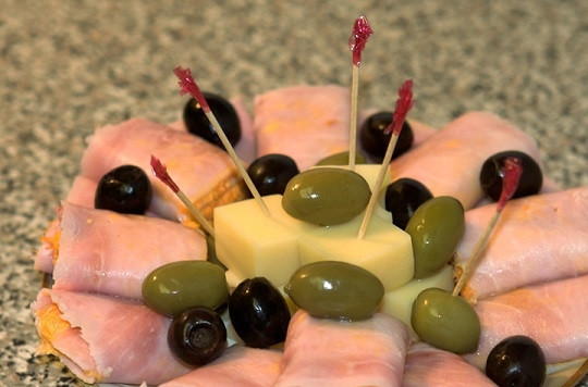 1. Этап. Праздничный ужин на день рождения: 4. Чаще всего праздничный ужин на день рождения в домашних условиях не обходится без мясных и сырных тарелок. Сделайте рулетики из ветчины с морковью, предварительно заправив ее майонезом и чесноком.