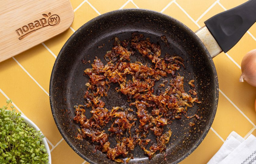 1. Этап. Лук глазированный: Постепенно лук начнет приобретать золотистый-коричневый цвет. На это уйдет примерно от 50 до 80 минут.