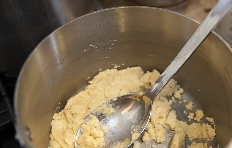 1. Этап. Макаронная запеканка: Растапливаем в сотейнике на среднем огне сливочное масло. Как только масло растопилось, добавляем муку и помешиваем пару минут, до тех пор пока она не станет густой и плотной.