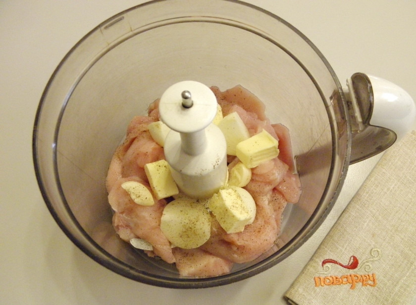 1. Этап. Ёжики из фарша с рисом: В чашу блендера сложите порезанное кусочками филе, лук, чеснок, сливочное масло, соль и по желанию щепотку перца.