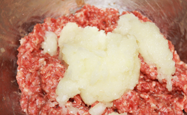1. Этап. Фрикадельки под соусом: Смешайте фарш с измельченным луком.