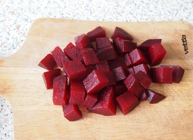 1. Этап. Салат со свеклой и брынзой: 1. Свеклу мою и вытираю салфетками, заворачиваю ее плотно в фольгу и отправляю в разогретый до 220 градусов духовой шкаф, готовлю около 1 часа, может больше. Готовность проверяю зубочисткой. Затем остужаю свеклу, очищаю и нарезаю кубиком.