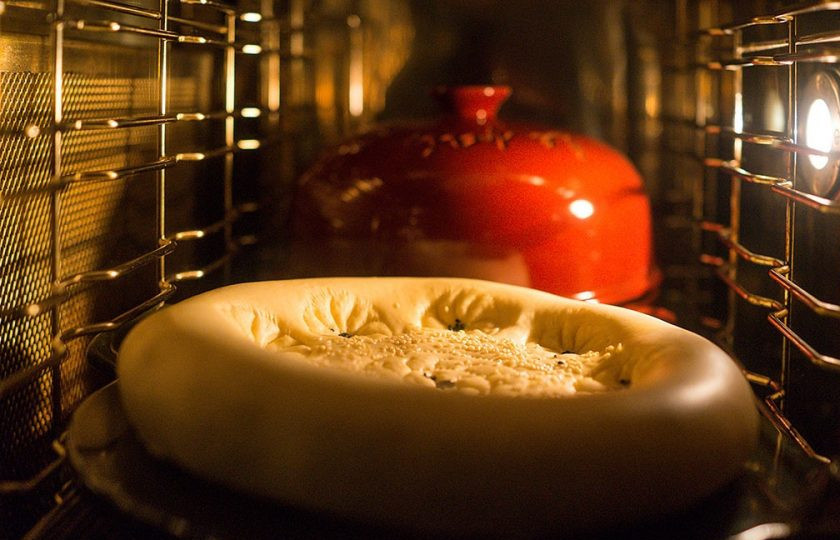 1. Этап. Лепешки из тандыра в духовке: Камень для выпечки предварительно нагреваем в духовке до 210 градусов, а саму духовку оставляем при этой температуре. Выкладываем лепешку на камень и отправляем его в духовку, включив пар. Когда лепешка вздуется и подрумянится, это будет свидетельствовать о ее готовности.