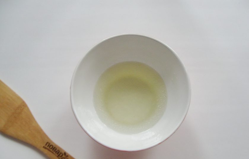 1. Этап. Корейская окрошка Кукси: Соберите окрошку. В тарелку или миску налейте мясной бульон. Добавьте соль, сахар, уксус по вкусу.