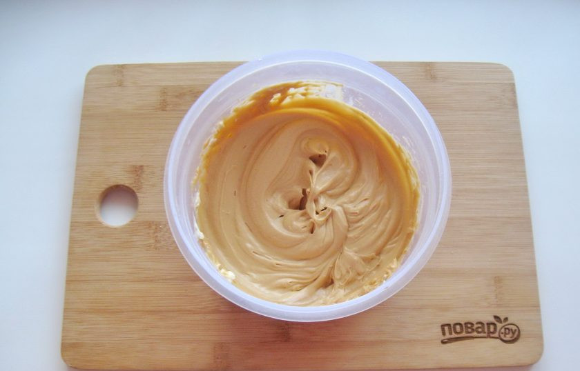 1. Этап. Меренговый торт: Взбейте миксером масло с вареным сгущенным молоком. Крем готов. Охладите его.