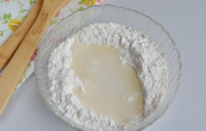 1. Этап. Шима блюдо: Начнем с теста: в посудину просейте муку с солью, влейте воду и замесите крутое тесто.