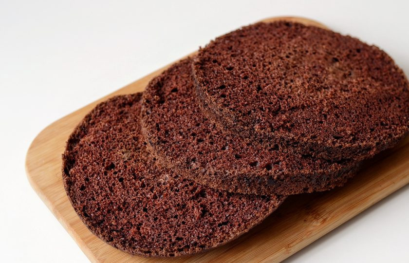 1. Этап. Шоколадный торт с кардамоном: Разрежьте бисквит на 2 или 3 коржа.