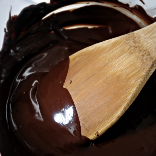 1. Этап. Крем для бисквитного торта: Когда шоколад полностью растает и превратится в гладкую массу, остужаем получившуюся массу до комнатной температуры.