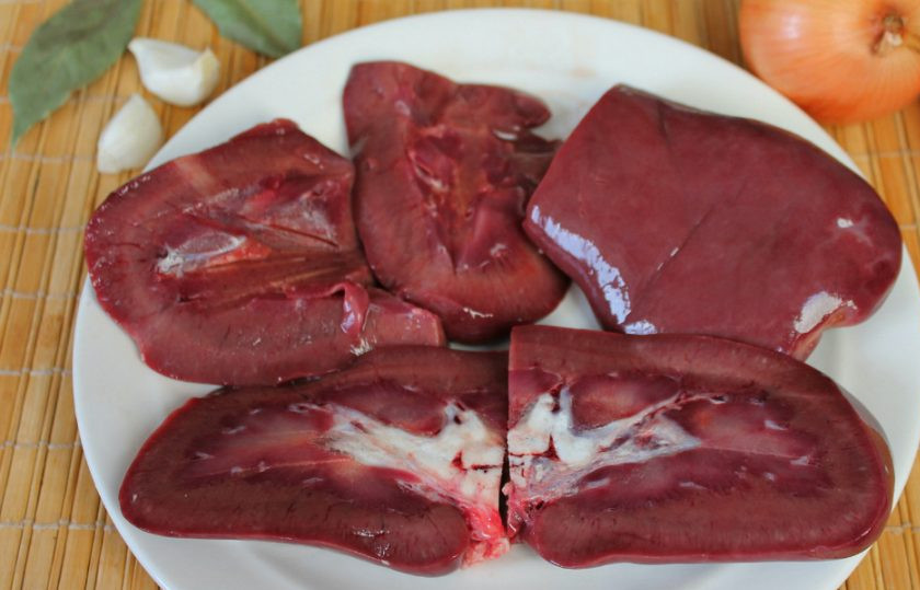 1. Этап. Тушеные свиные почки: Почки разрезаем вдоль и вырезаем плотные белые части (протоки).