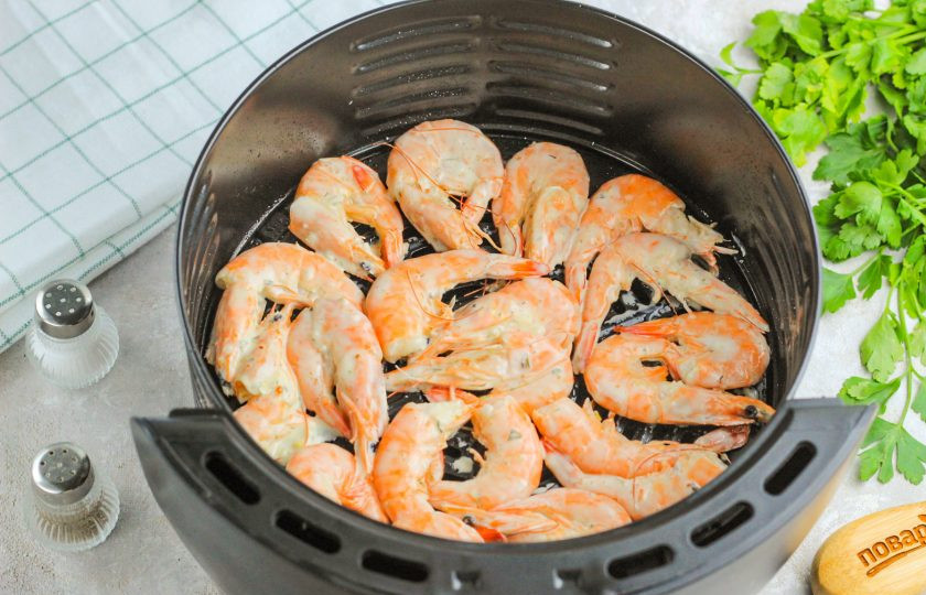 1. Этап. Креветки в аэрофритюрнице: Сбрызните решетку аэрофритюрницы растительным маслом и выложите на нее креветки.