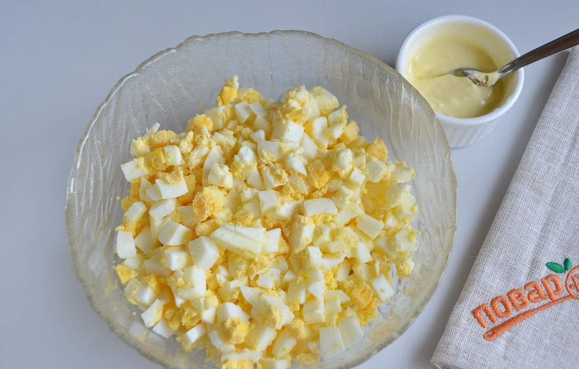 1. Этап. Мясной рулет с яйцом, как в садике: 6. Приготовьте яичную начинку, для этого порубите яйца, заправьте их сливочным маслом и солью.