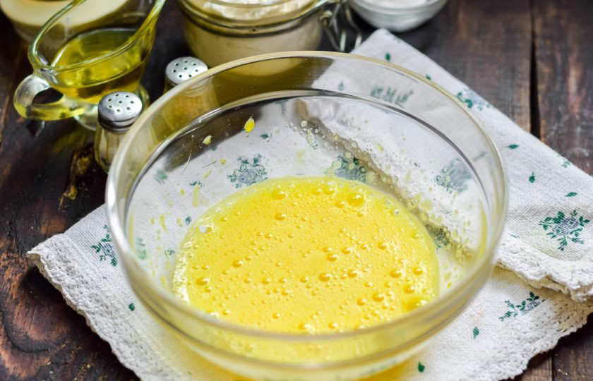 1. Этап. Вкусные и пышные оладушки: Взбейте все при помощи миксера минуту.