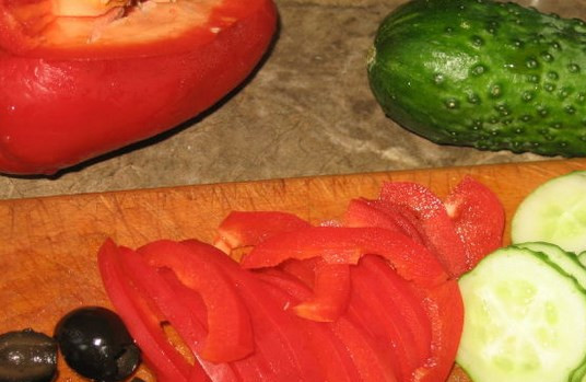 1. Этап. Баклажаны жареные Павлиний хвост: Тонкими кружочками нарежем огурец. Тонкими ломтиками нарежем четвертинку перца. Маслины разрежем пополам.