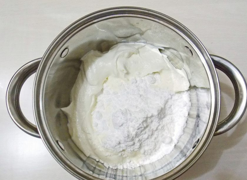 1. Этап. Торт с шоколадной крошкой: Сметану положите в чашу и добавьте сахарную пудру.