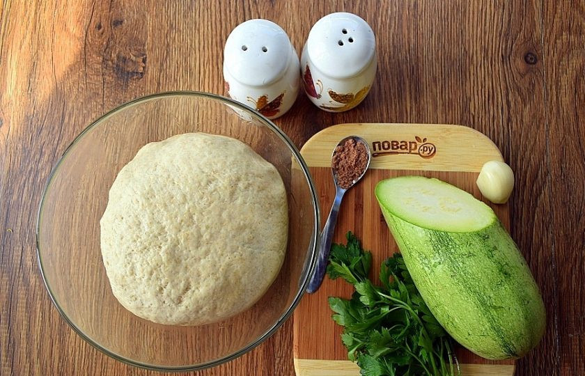 1. Этап. Вегетарианские пельмени с кабачками: В холодную воду добавьте соль, отруби и просейте почти всю муку. Муки может уйти немного меньше. Замесите мягкое тесто, немного липнущее к рукам. При необходимости, добавьте оставшуюся муку. Поместите его в миску, слегка смазанную растительным маслом. Накройте пищевой пленкой и поставьте в холодильник для набухания клейковины минимум на 2 часа (можно оставить на ночь). После этого тесто становится эластичным, не рвется при раскатывании и лепке пельменей.