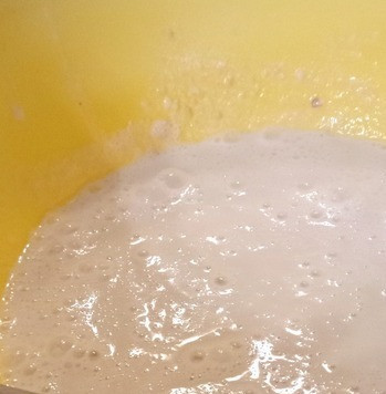 1. Этап. Ливанская мусака с чесночным соусом: Для тахинно-чесночного соуса в отдельной ёмкости смешать чеснок, тахини, лимонный сок, оливковое масло, соль и воду. Пробить соус блендером до однородности.