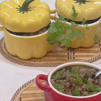 1. Этап. Гречневая каша с грибами и сельдереем: Накройте горшочки крышками и поставьте в холодную духовку. Включите духовку на 180С. Готовьте 1 час.