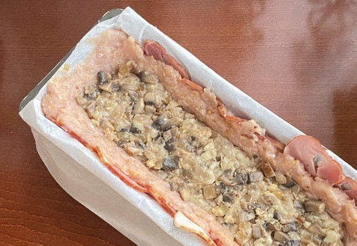 1. Этап. Террин из индейки с грибной начинкой: Форму для запекания застелите бумагой для выпечки. Затем разложите полоски бекона таким образом, чтобы ими было покрыто дно формы и бортики. Часть фарша ( 2/3) распределите по форме так же, как и полоски бекона ( чтобы им было покрыто дно и бортики формы). В середину террина выложите плотным слоем, грибную начинку.