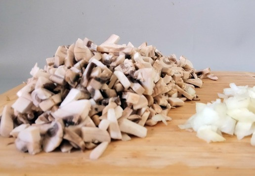 1. Этап. Огурцы с грибной начинкой: Лук мелко нарезать, грибы мелко нарезать.