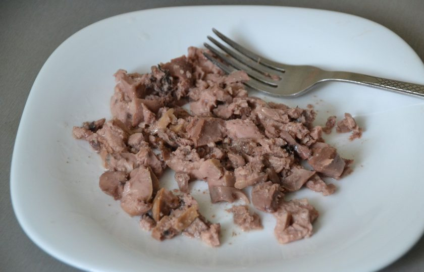 1. Этап. Салат Сырный ломтик на год Крысы: Измельчите ножом или вилкой печень трески.