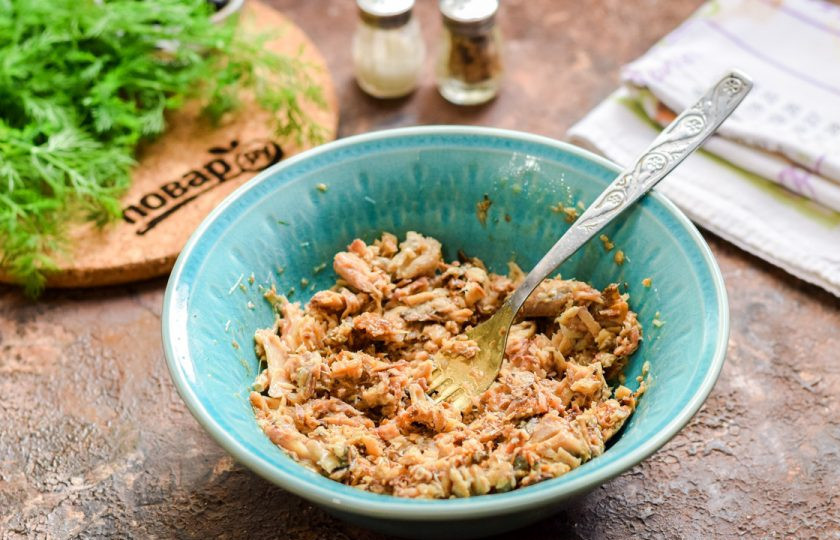 1. Этап. Салат Мимоза на Новый год Быка 2021: Рыбные консервы откройте, сок слейте, рыбу переложите в миску и разомните вилкой. По желанию вы можете использовать семгу, сайру, сардину, скумбрию.