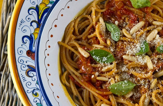 1. Этап. Быстрый соус для пасты: 6. Добавьте готовую пасту, перемешайте. Дополните базиликом и подавайте к столу. Отличный быстрый соус для пасты!