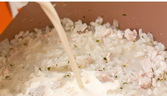 1. Этап. Ризотто со сливками: В конце добавьте сливки.