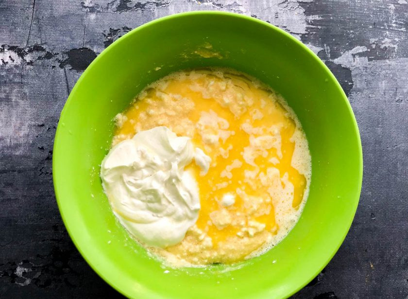 1. Этап. Творожные кексы с манкой: Добавьте топленое сливочное масло, сметану и хорошо перемешайте.