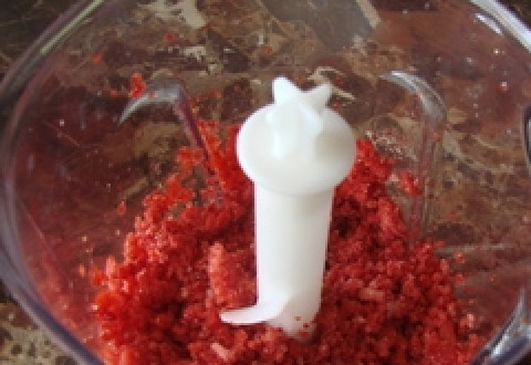 1. Этап. Мармелад из земляники: Ягоду измельчить блендером.