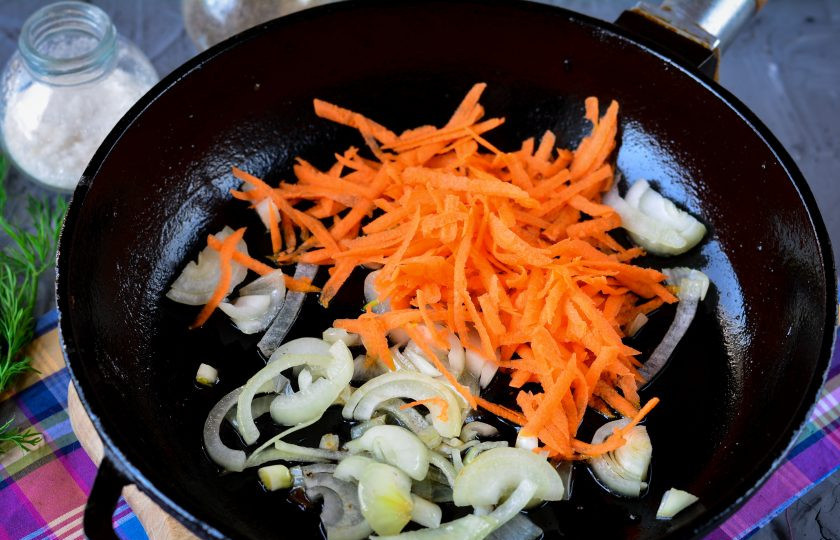 1. Этап. Салат с жареными крабовыми палочками: Добавьте к луку тертую морковку и пассеруйте вместе еще пару минут на небольшом огне. Можно влить еще немного масла.