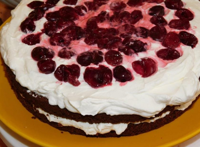 1. Этап. Шоколадно-вишневый торт со сливками: Соберите торт. Бисквит смажьте кремом, разложите вишню. Накройте вторым бисквитом. Снова крем и вишня. Сверху накройте третьим бисквитом.