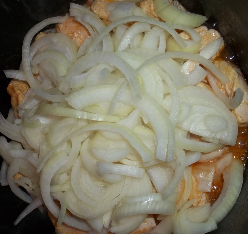 1. Этап. Куриное филе в сметане: Затем добавляем крупно нарезанный лук, перемешиваем и готовим еще 20 минут на среднем огне, иногда помешивая.