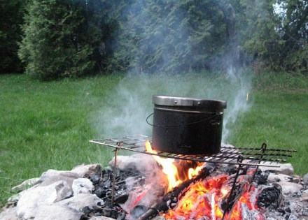 1. Этап. Уха на природе: Варите уху еще 5-7 минут.