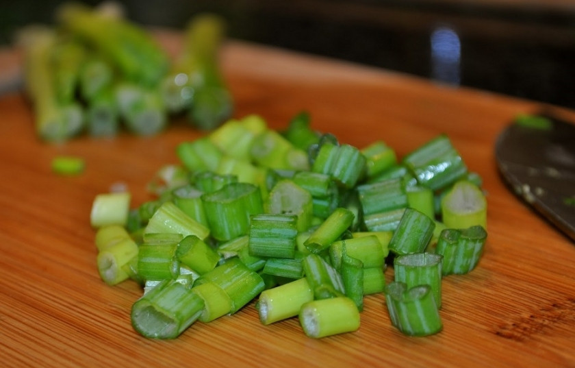 1. Этап. Салат Любимый: 7. Зеленый лук промойте, просушите на бумажном полотенце и измельчите.