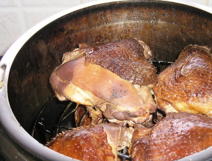 1. Этап. Окорочка горячего копчения в коптильне: Оставьте окорочка коптиться в течение 30 минут, затем дайте коптильне немного остыть, открывайте крышку и наслаждайтесь аппетитным копченым блюдом.