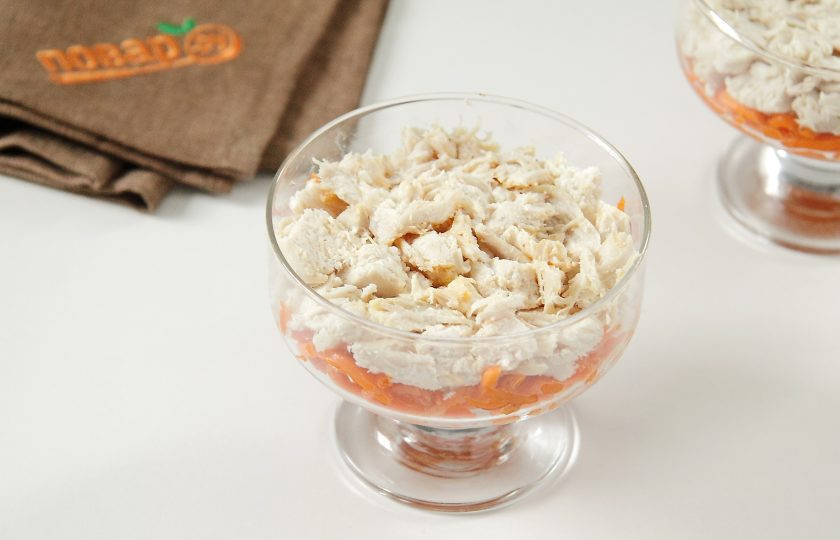 1. Этап. Слоеный салат Новогодний: Затем куриное филе.