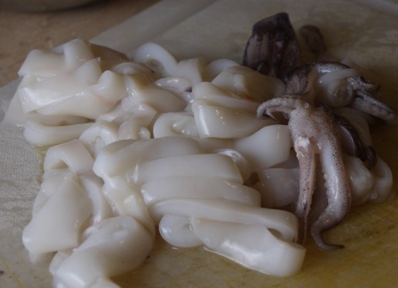 1. Этап. Жульен из морского коктейля: 4. Нарезаем морской коктейль также соломкой. Отправляем сначала кальмары на сковороду.