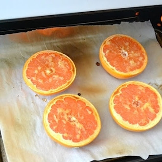 1. Этап. Запеченный грейпфрут с медом: Выкладываем половинки грейпфрута на противень, застланный пергаментной бумагой для выпечки.