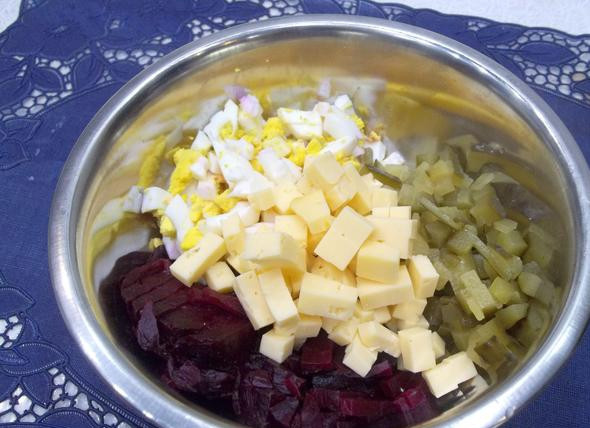 1. Этап. Салат со свеклой, сыром и яйцами: Нарезанные ингредиенты поместите в емкость.