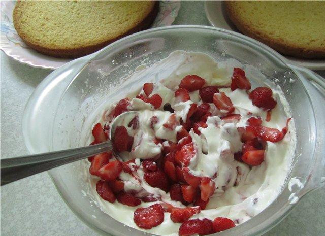 1. Этап. Английский бисквит: Клубнику разрезаем на небольшие кусочки, а сливки взбиваем с сахаром. Перемешиваем клубнику и сливки.