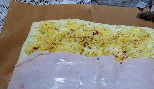 1. Этап. Слойки Ёлочки: На половину положить два слайса ветчины.