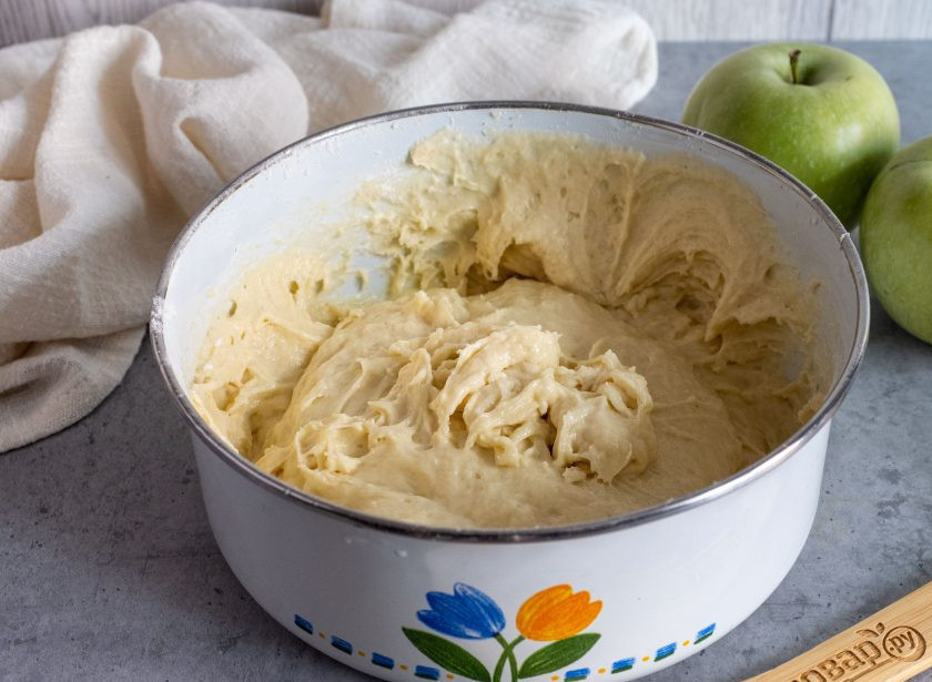 1. Этап. Пирог Неженка с яблоками: Муку перемешайте с разрыхлителем и просейте. Введите в жидкую массу. Должно получится однородное тесто консистенции густой сметаны.